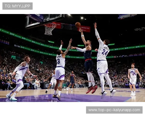 快船临场战术板上,内线保护与外线牵制并行 快船临场战术板上,内线保护与外线牵制并行